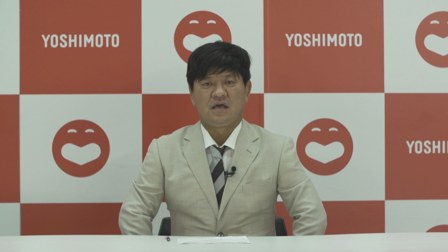 「チャンス大城のオッヒョッヒョ〜ch」の初回動画より、記者会見を行うチャンス大城。