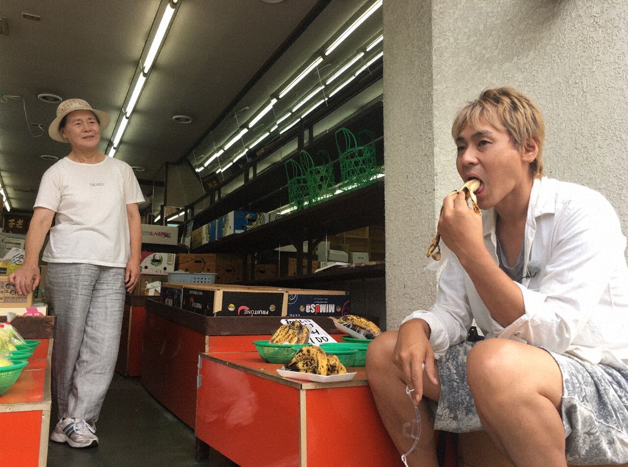 「迷宮グルメ 異郷の駅前食堂」で青森を訪れるヒロシ（右）。(c)BS朝日