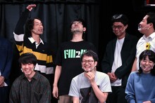 「原さんが背の高い人と仕事しすぎて初対面のとき目線がこれくらいだった」と話すGAG福井（後列左から2人目）。