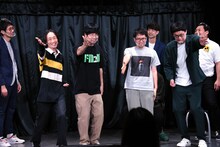 一緒にVTR振りをする原央海氏（左から4人目）とGAG。