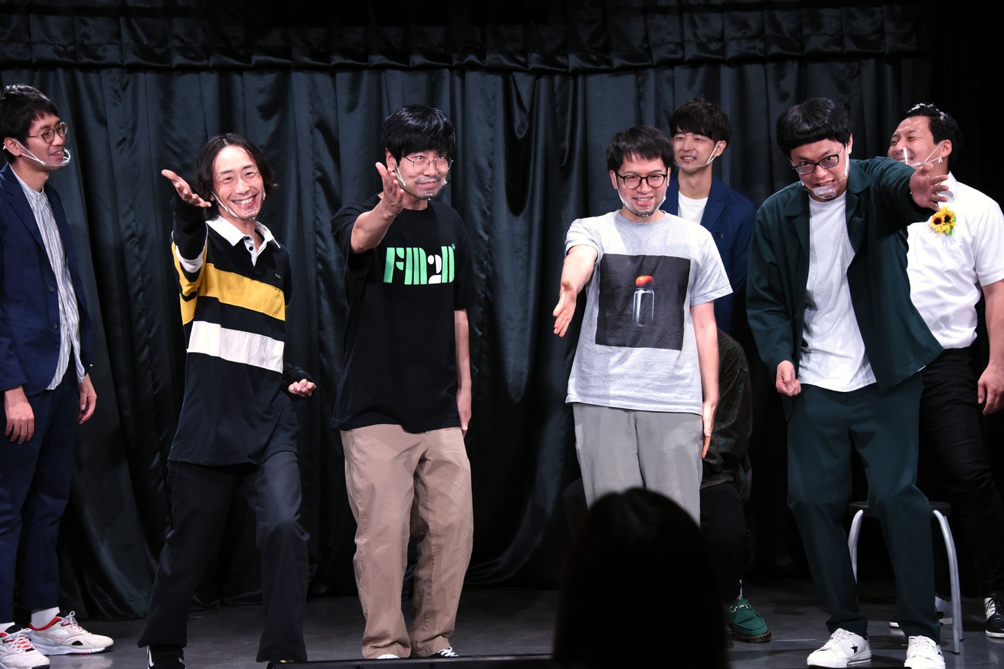 一緒にVTR振りをする原央海氏（左から4人目）とGAG。