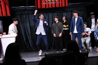 CMのワンシーンを再現するコマンダンテ安田。