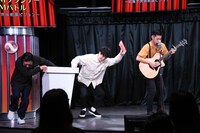 「ニューヨークのいいところ」が1つも出ないトニーフランク（右）。