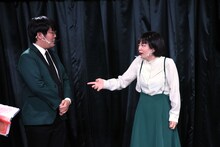 蛙亭。岩倉（右）はヘラヘラしている中野（左）にイライラ。