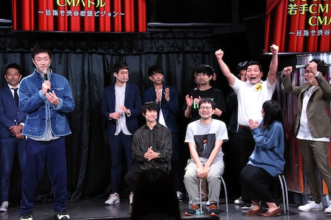 CMバトルで優勝し、喜びあうインディアンスと澤本あかり氏。