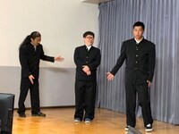 パンサー尾形（右）、パンサー菅（左）、天津・向（中央）。