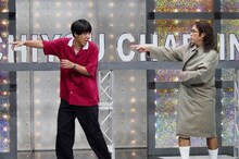 トップバッターとしてネタを披露するロッチ。