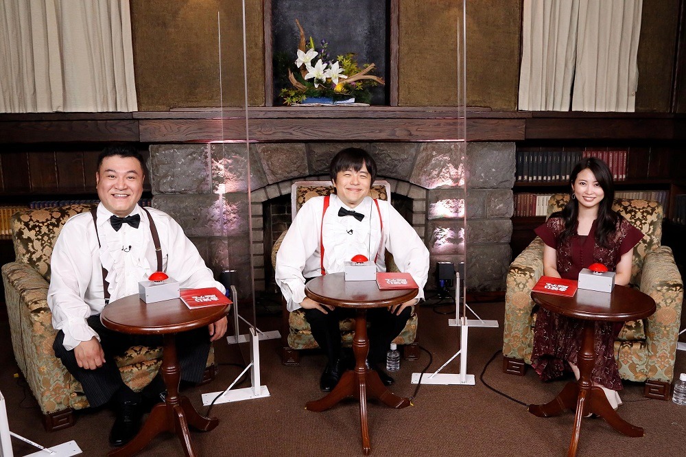 「お笑い脱出ゲーム」に出演する（左から）アンタッチャブル山崎、バカリズム、志田未来。(c)フジテレビ