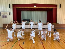 「アンタッチャブルのおバカワいい映像バトル どうぶつ軍VSにんげん軍」内で展開される「おバカワ運動会」の出演者たち。(c)フジテレビ