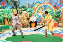 バイきんぐ小峠（手前左）とアンタッチャブル。(c)フジテレビ