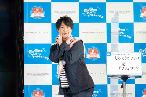 オススメのデートプランを提案するぺこぱシュウペイ。おなじみのポーズでおどける以外は、終始真面目なプレゼンを展開した。