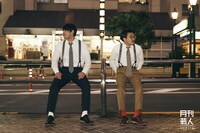 インタビューに30分遅刻したオズワルド・伊藤（右）。