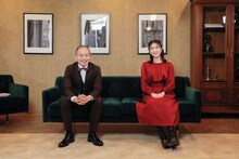 メインMCを務めるゾフィー上田（左）とアシスタントのまつきりな（右）。