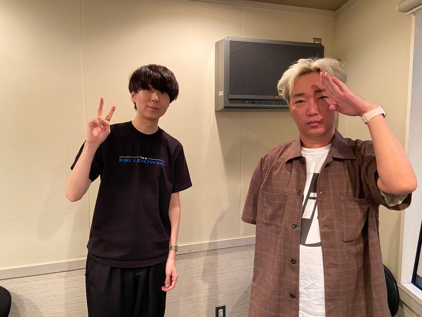 左から川谷絵音、スピードワゴン小沢。