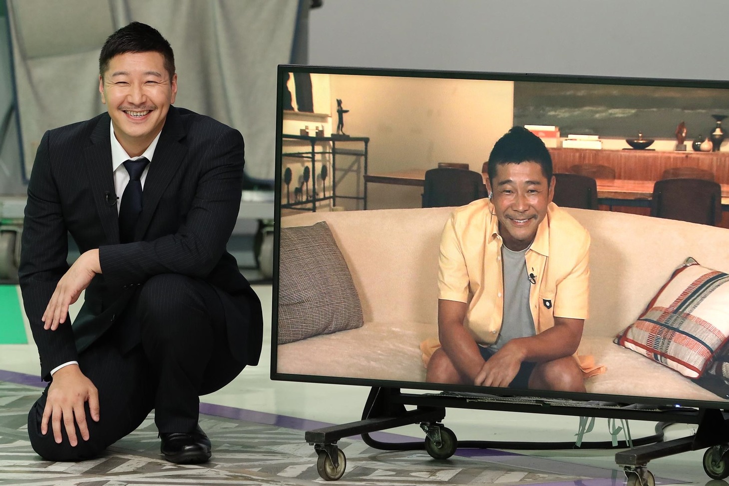 前澤友作氏のモノマネをするチョコレートプラネット長田と、前澤友作氏本人（右）。(c)フジテレビ