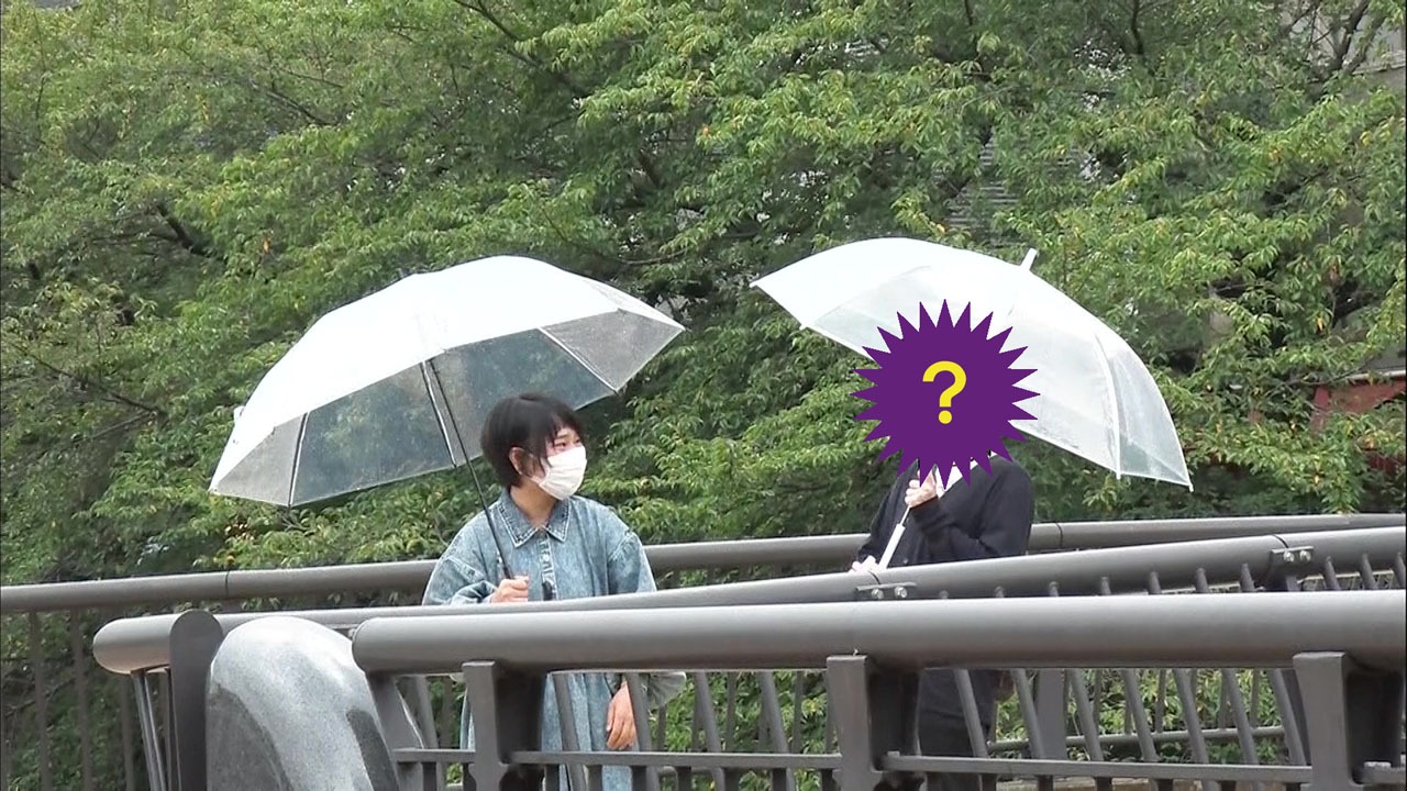 男性と会うはなしょー・はな（左）。