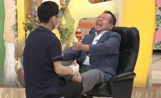 足つぼに挑戦する今別府直之。