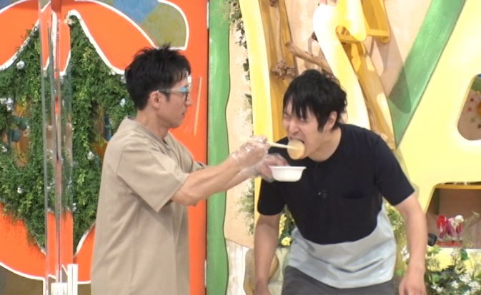 熱々おでんに挑戦する前園健太。