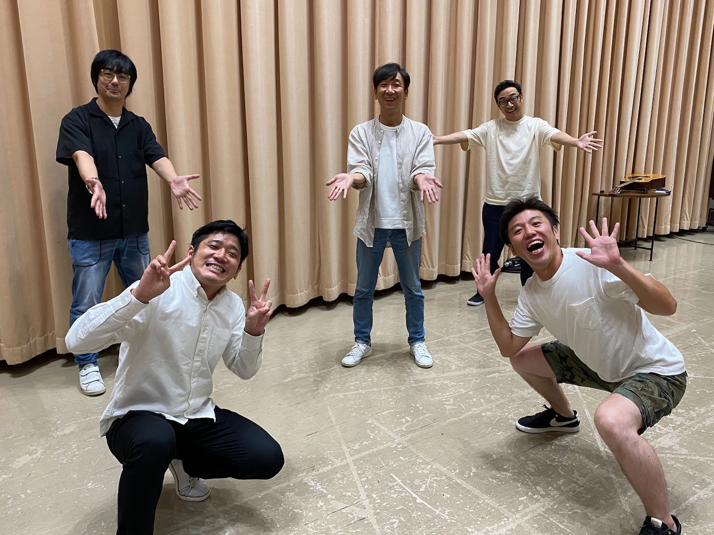 ゲストのうるとらブギーズ（前列左から佐々木、八木）と東京03。