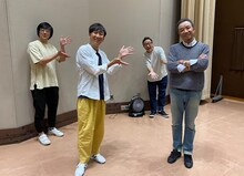 ゲストの渡辺正行（手前右）と東京03。