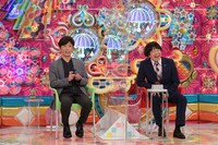 （左から）下手ゲストのフットボールアワー後藤とMCの蛍原徹。(c)テレビ朝日