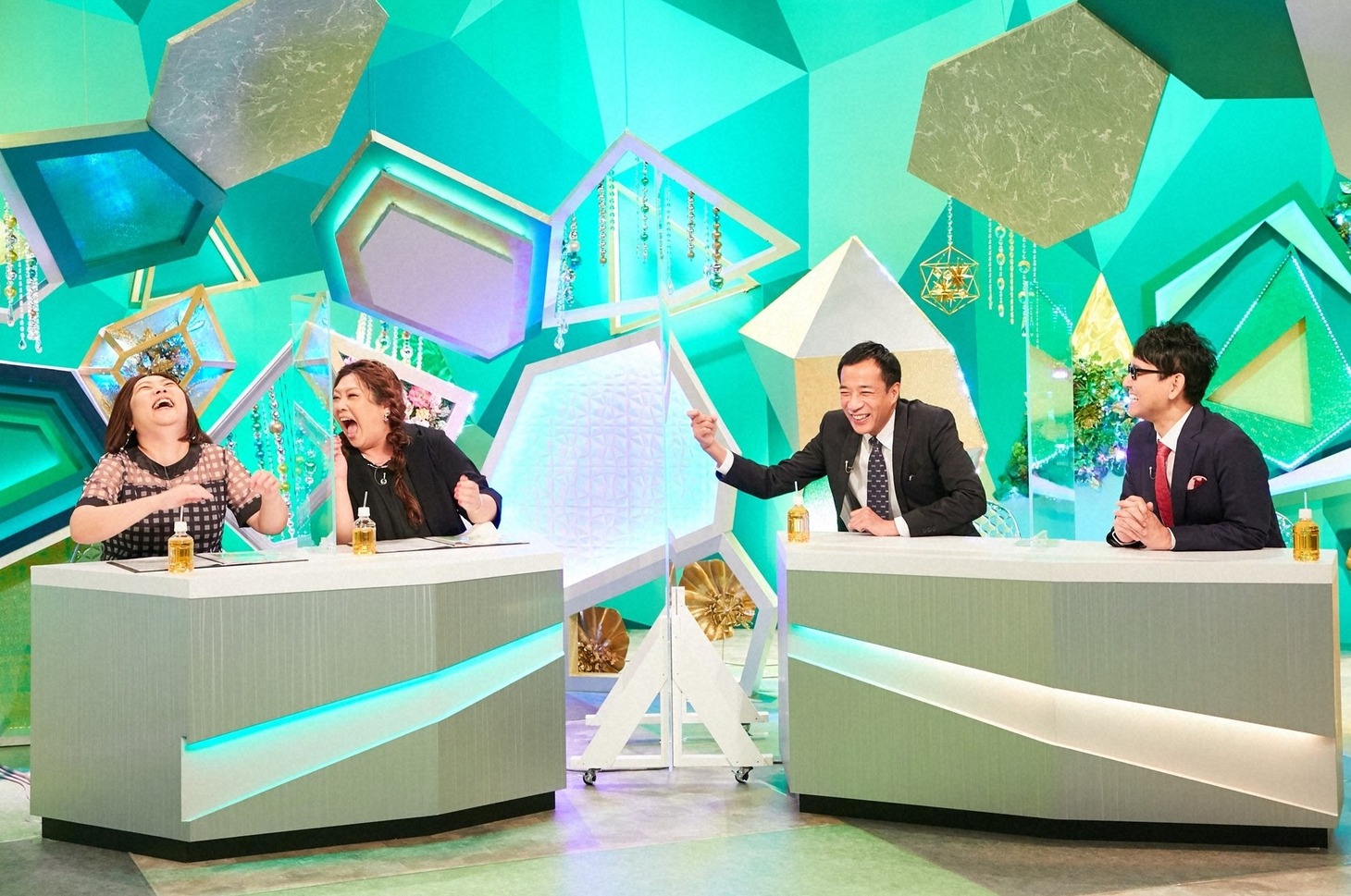 「やすとものいたって真剣です」に出演する（左から）海原やすよ ともこ、ナイツ。(c)ABCテレビ
