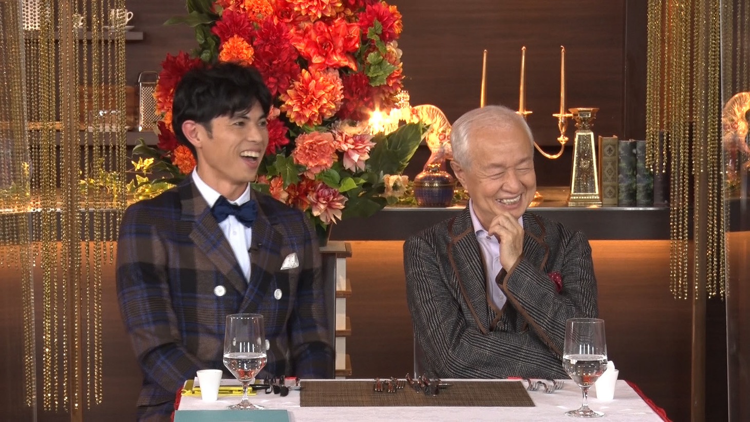 小島よしお（左）と父（右）。(c)日本テレビ