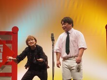 単独ライブ「祝電」で漫才を披露するラランド。