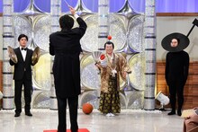 “田口合奏団”に参加させられるダイアン津田。(c)読売テレビ
