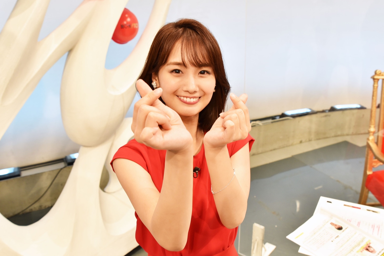 「テレビで見せれるMAXさん」のVTRフリの決めポーズを見せる井上清華アナ。(c)フジテレビ
