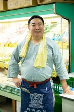 青果店「八百吉」の店主・三田史郎に扮するドランクドラゴン塚地。