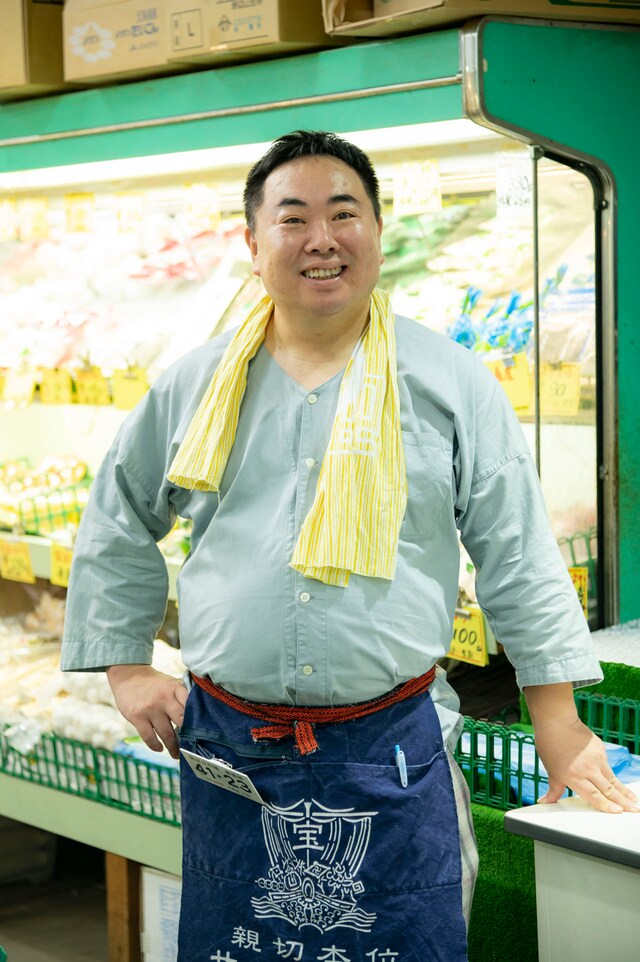 青果店「八百吉」の店主・三田史郎に扮するドランクドラゴン塚地。