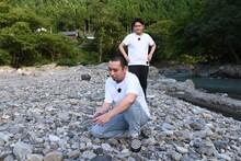 「テレビ千鳥」で丸い石を探す千鳥。(c)テレビ朝日