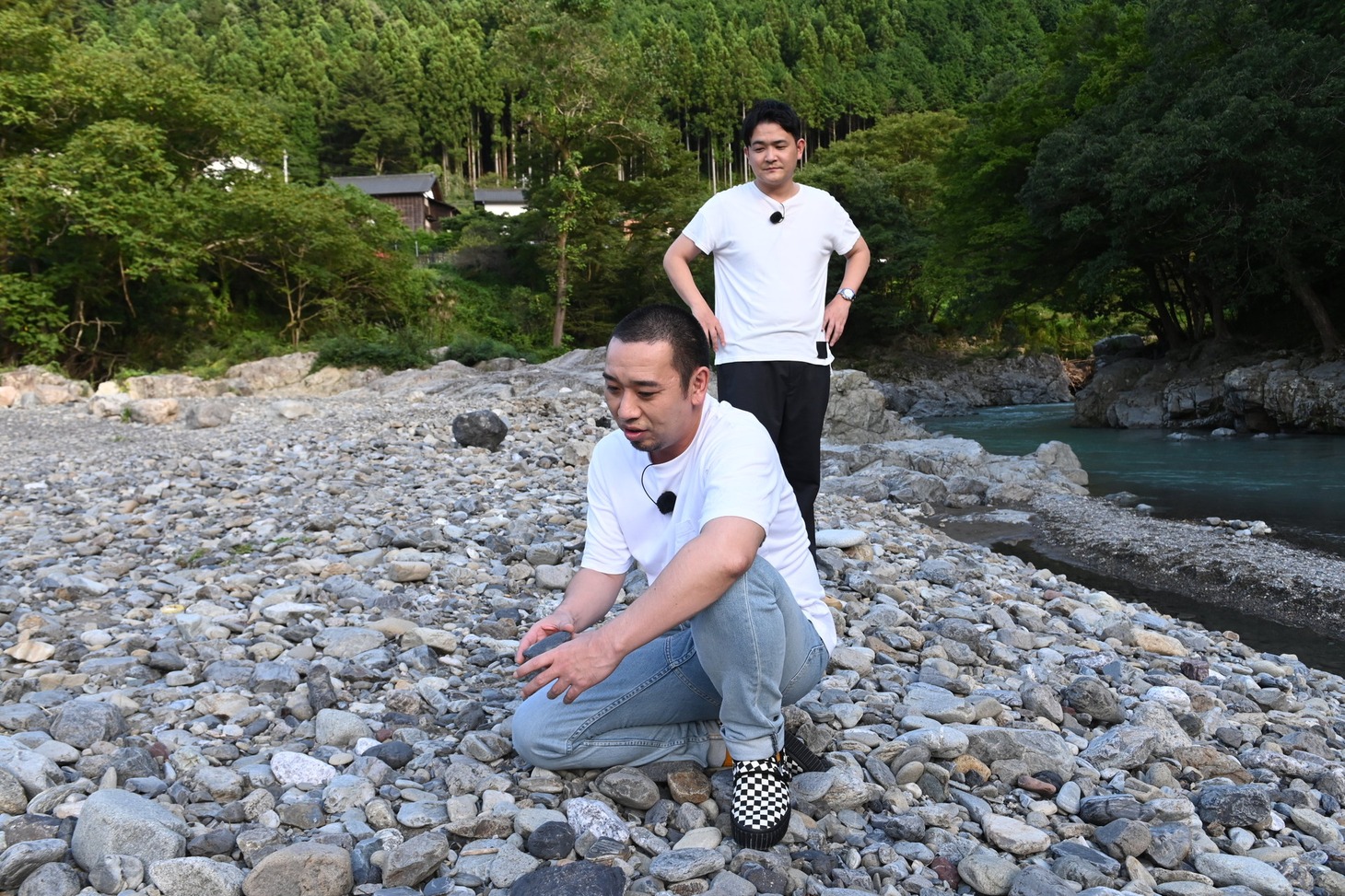 「テレビ千鳥」で丸い石を探す千鳥。(c)テレビ朝日