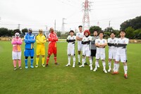 「炎の体育会TV」でサッカー対決に臨む「W杯元日本代表マスク軍」（左）と「お笑い第7世代軍」（右）。(c)TBS