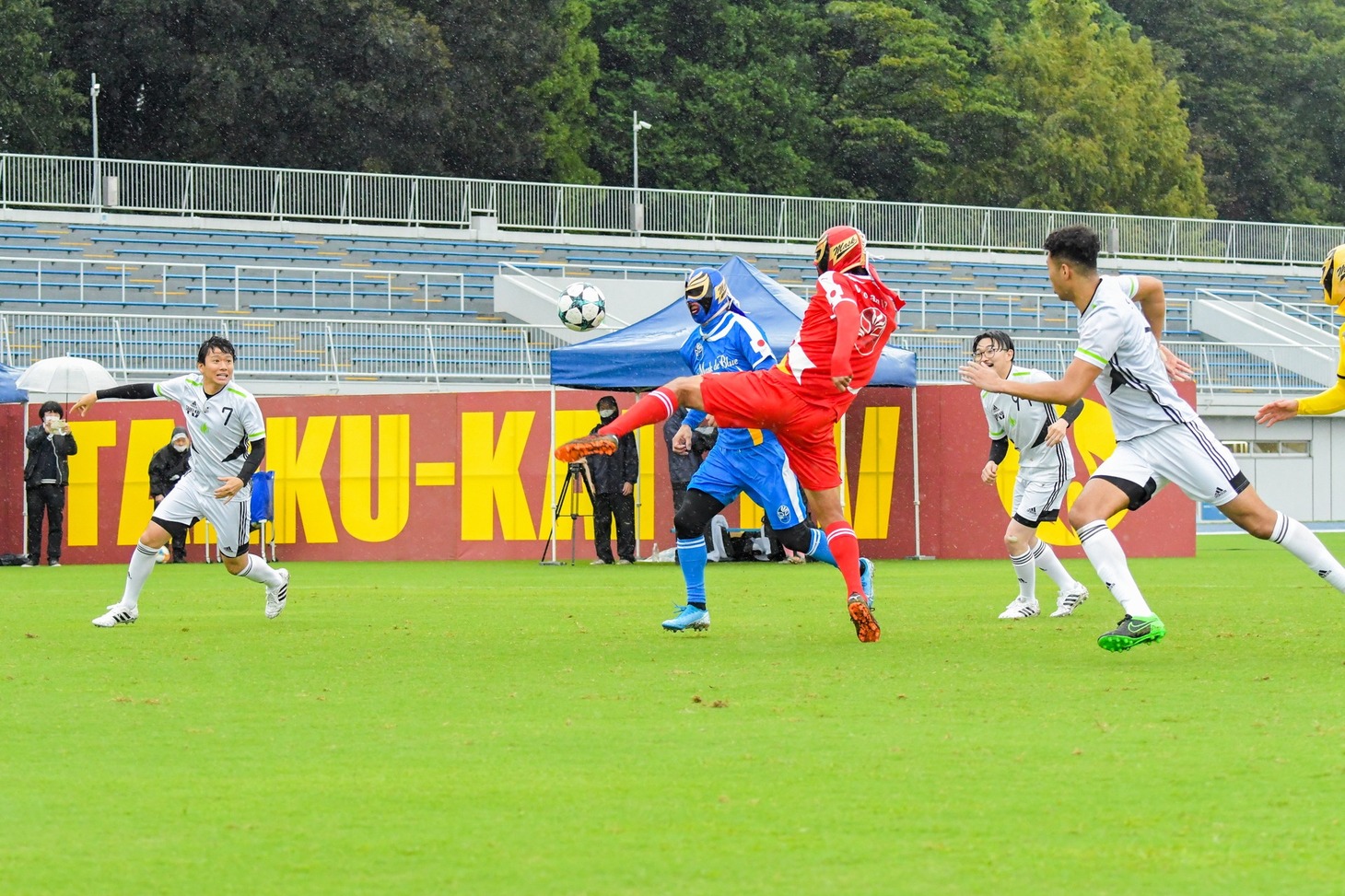 サッカー対決の様子。(c)TBS