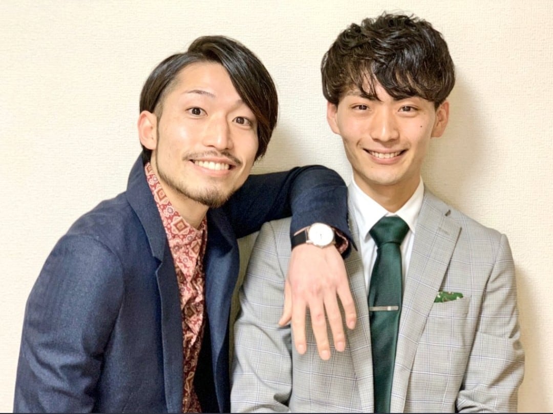 シュッとして芸人。左からシュッとしてリュウキ、芸人ワタリ。