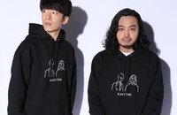 オリジナルパーカーを着用するCreepy Nuts。