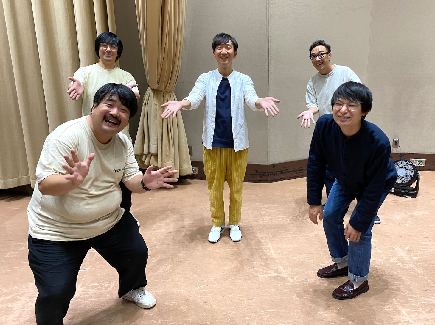 ゲストの空気階段（前列左から鈴木もぐら、水川かたまり）と東京03。