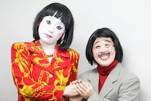 コント「未亡人朱美ちゃん3号」のキャラクターに扮する日本エレキテル連合。左から朱美ちゃん3号（橋本）、細貝さん（中野）。