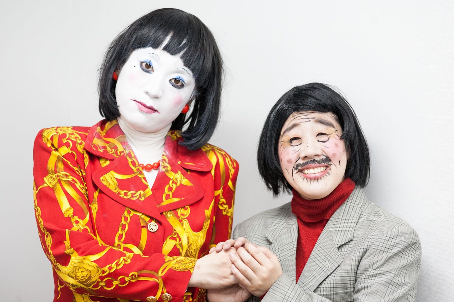 コント「未亡人朱美ちゃん3号」のキャラクターに扮する日本エレキテル連合。左から朱美ちゃん3号（橋本）、細貝さん（中野）。