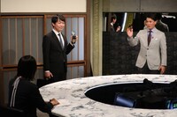 在宅の人たちを狙う新手の犯罪を再現し、対策を練るワンシーン。(c)フジテレビ