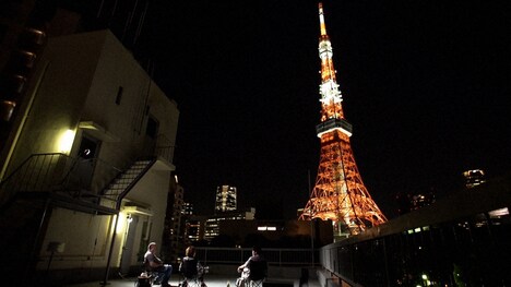 東京タワー前でイス呑み。(c)NHK