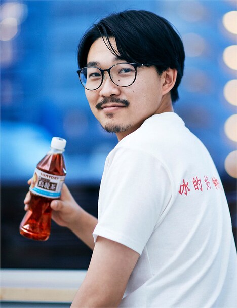 オズワルド伊藤扮する烏田茶太郎。