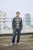 チュートリアル徳井。「グリーンヒル」の主人公・関口風のスタイルを披露。(c)RIKKI／ヤングマガジン