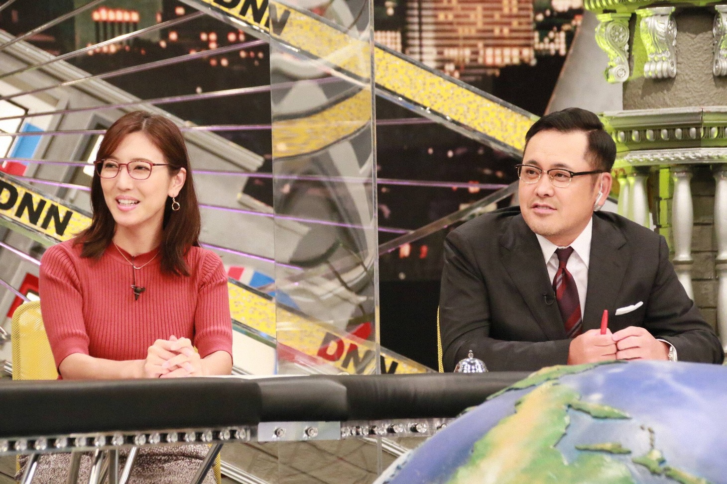 （左から）小澤陽子アナ、アリタ哲平。(c)フジテレビ