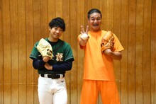 収録後の取材に応えたティモンディ。左から前田、高岸。