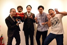 ゾフィー（左）とザ・マミィ（右）。左から上田、サイトウ、林田、酒井。