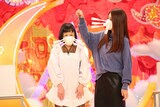 チョコレートプラネットと共演する（左から）どんぐり、小沢真珠。(c)フジテレビ