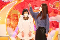チョコレートプラネットと共演する（左から）どんぐり、小沢真珠。(c)フジテレビ